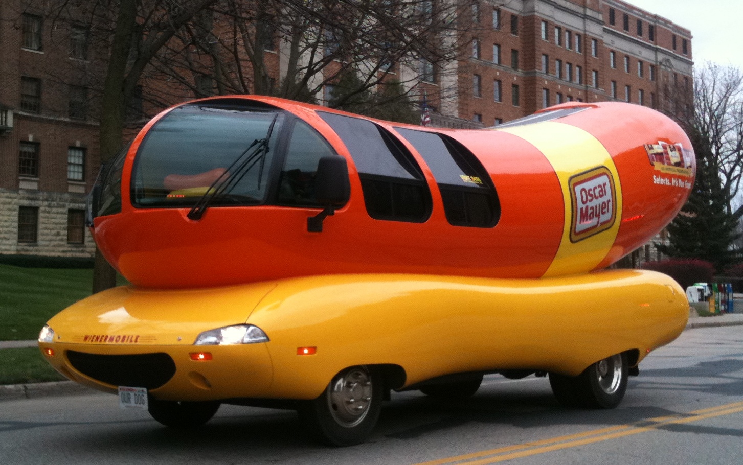 Необычный транспорт. Автомобили Oscar Mayer Wienermobile. Креативные автомобили. Смешные машины.